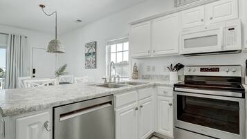 Een koelkast, een magnetron, een oven, een kookplaat