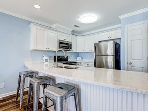 Frigorifero, microonde, forno, piano cottura