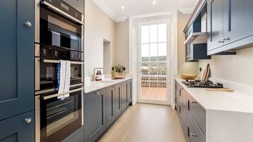 Luxury House, Private Bathroom, City View (Spirit Merchant House) | Private kitchen