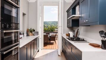 Luxury House, Private Bathroom, City View (Spirit Merchant House) | Private kitchen