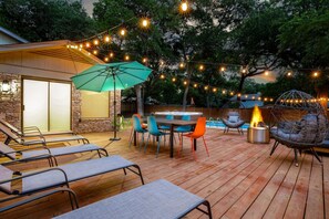 Outdoor dining - Pool~Hottub~Yoga Gym~Game Room~Fire Pit (Austin)