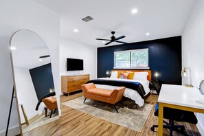 Desk, iron/ironing board, travel crib, free WiFi - Pool~Hottub~Yoga Gym~Game Room~Fire Pit (Austin)