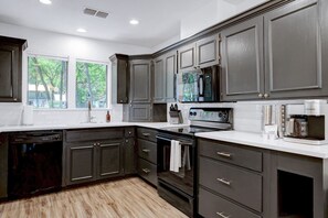 Refrigerador, microondas, horno y parrilla de estufa 