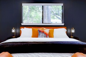 Escritorio, tabla de planchar con plancha, cuna de viaje y wifi gratis 