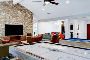 Game room - Pool~Hottub~Yoga Gym~Game Room~Fire Pit (Austin)