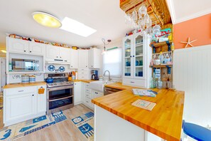 Fridge, microwave, oven, stovetop - Canal front home with free WiFi, deck, private dock, shared pool & tennis (Ocean City)