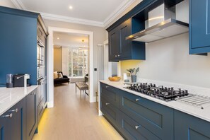 Maison Deluxe, salle de bains privée, vue ville (Wine Merchant House) | Cuisine privée