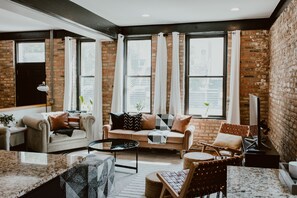 Smart TV, video games, books, music library - Gather Together & WFH in Piece of Chicago History (Chicago)