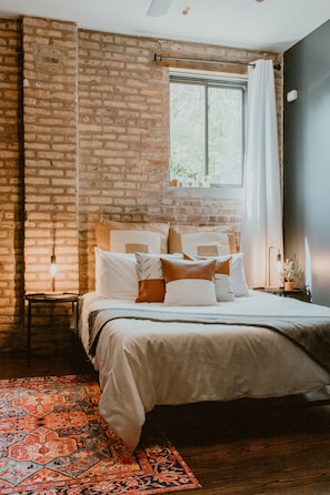 3 bedrooms, iron/ironing board, WiFi, bed sheets - Gather Together & WFH in Piece of Chicago History (Chicago)
