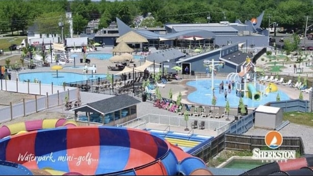 Un parc aquàtic amb una piscina gran, tobogans i una atracció amb globus aerostàtics.
