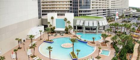 Una piscina al aire libre, una piscina climatizada