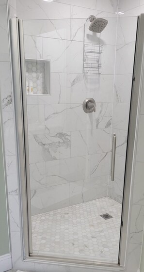 Duschwanne, Haartrockner, Bidet, Handtücher