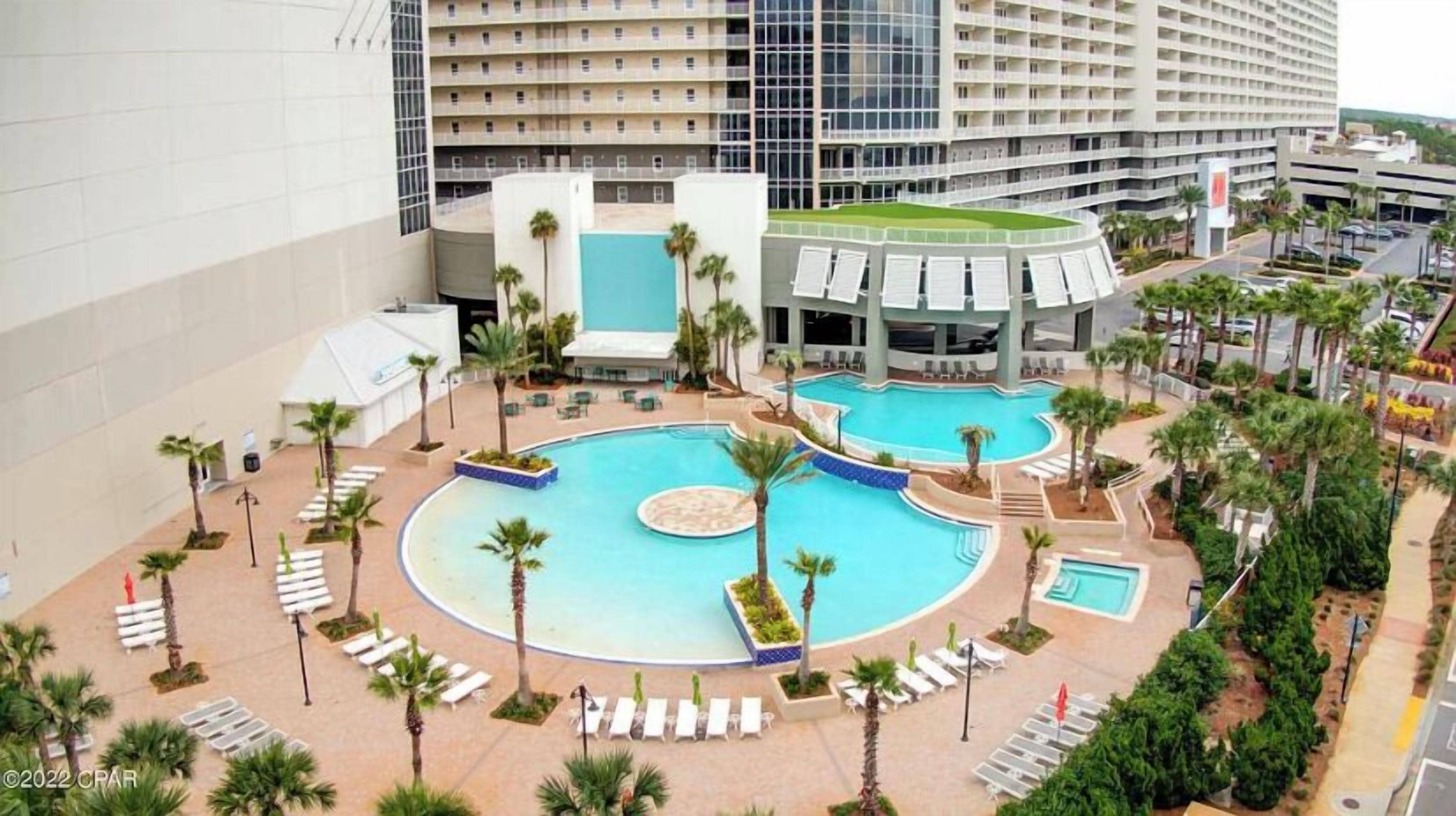 Una piscina al aire libre, una piscina climatizada