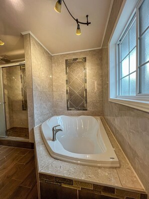 Badewanne, Haartrockner, Handtücher, Seife