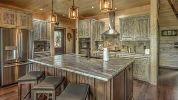 Cabin, 3 Bedrooms | Private kitchen