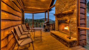 Chalet rustique, 3 chambres | Balcon