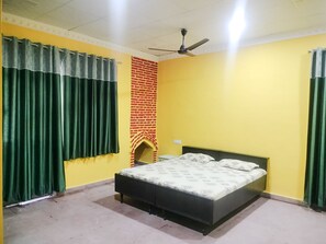3 bedrooms, internet - Organic Farm with kitchen, AC rooms, Pet-friendly 7 Kms from the city (Jhansi)
