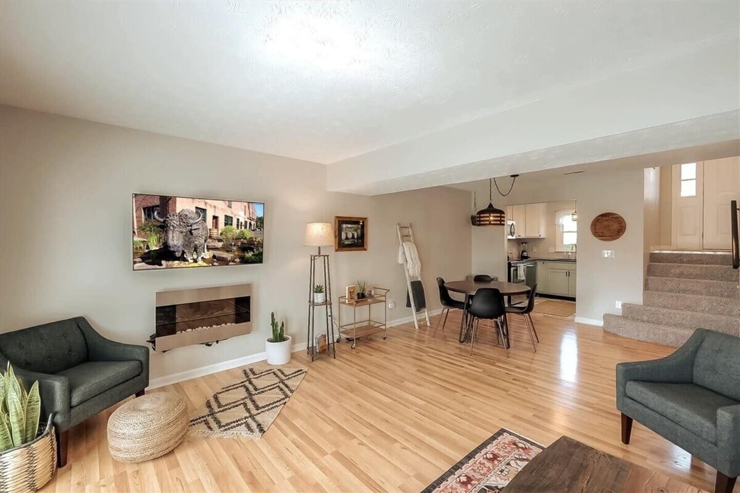 Smart TV, chimenea y oficina 