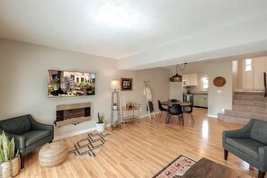 TV connectée, cheminée, espaces bureaux