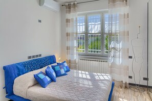 4 habitaciones, tabla de planchar con plancha y cuna de viaje 