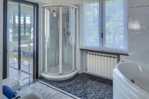 Douche, séchoir à cheveux, bidet