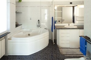 Regadera, secadora de cabello, bidet 