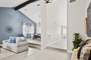 Smart TV - Cheerful fully renovated 4-bedroom with pool (Las Vegas)