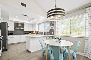Fridge, microwave, oven, stovetop - Cheerful fully renovated 4-bedroom with pool (Las Vegas)