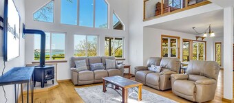 Scenic Lake Escape w/ Stunning Views, Walk-to-Lake Path, Free Daily Tickets & 20 Minutes to Branson