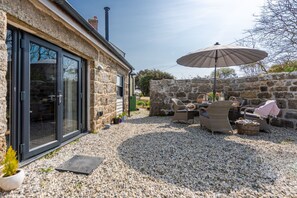 Outdoor dining - The Rest House -  a studio barn that sleeps 2 guests in 1 bedroom (St Levan)