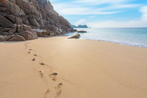 Beach - The Rest House -  a studio barn that sleeps 2 guests in 1 bedroom (St Levan)