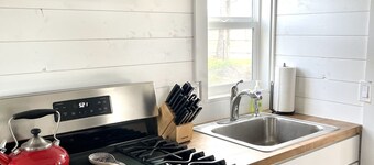 Mountain Cabin with mountain range views on 1 acre 20 min from Glacier Natl Park