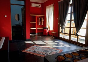 华丽四人房 | 特色装修、特色家居、免费 WiFi、床单