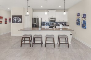 Full-size fridge, microwave, oven, stovetop
