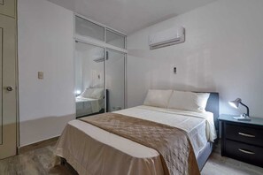 3 slaapkamers, een strijkplank/strijkijzer, gratis wifi, beddengoed