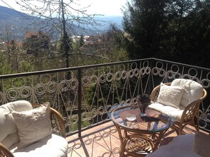 Property grounds - Amazing nature, nice city view, playground  in the garden,5min from city center  (Sarajevo)
