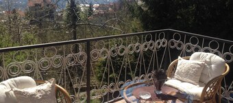 Amazing nature, nice city view, playground  in the garden,5min from city center 