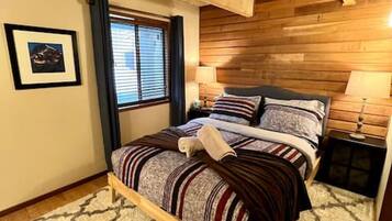 3 bedrooms, desk, iron/ironing board, travel crib