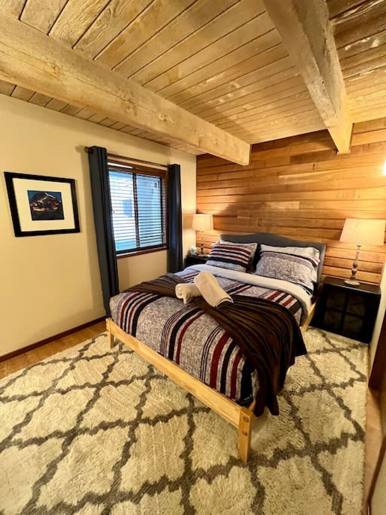 3 quartos, escrivaninha, ferros/tábuas de passar roupa, berço de viagem