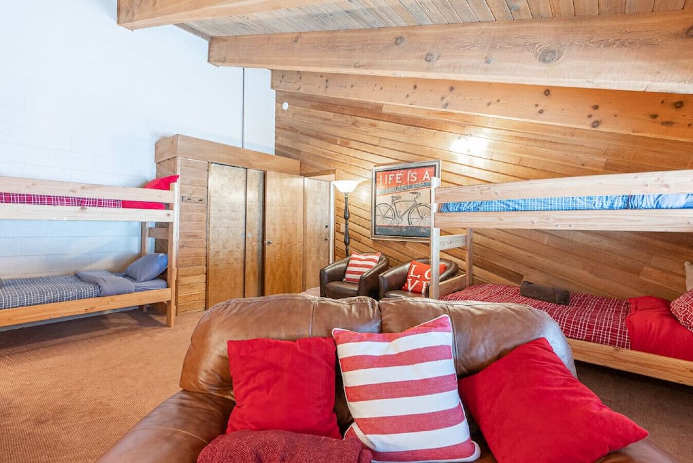 2 dormitorios, escritorio, tabla de planchar con plancha y cuna de viaje