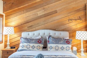 2 chambres, bureau, fer et planche à repasser, lit parapluie