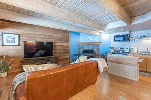 Smart-TV, Kamin, Arbeitsbereiche