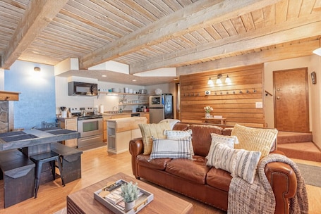 Smart-TV, Kamin, Arbeitsbereiche. Gorgeous Chalet at the heart of Government Camp
