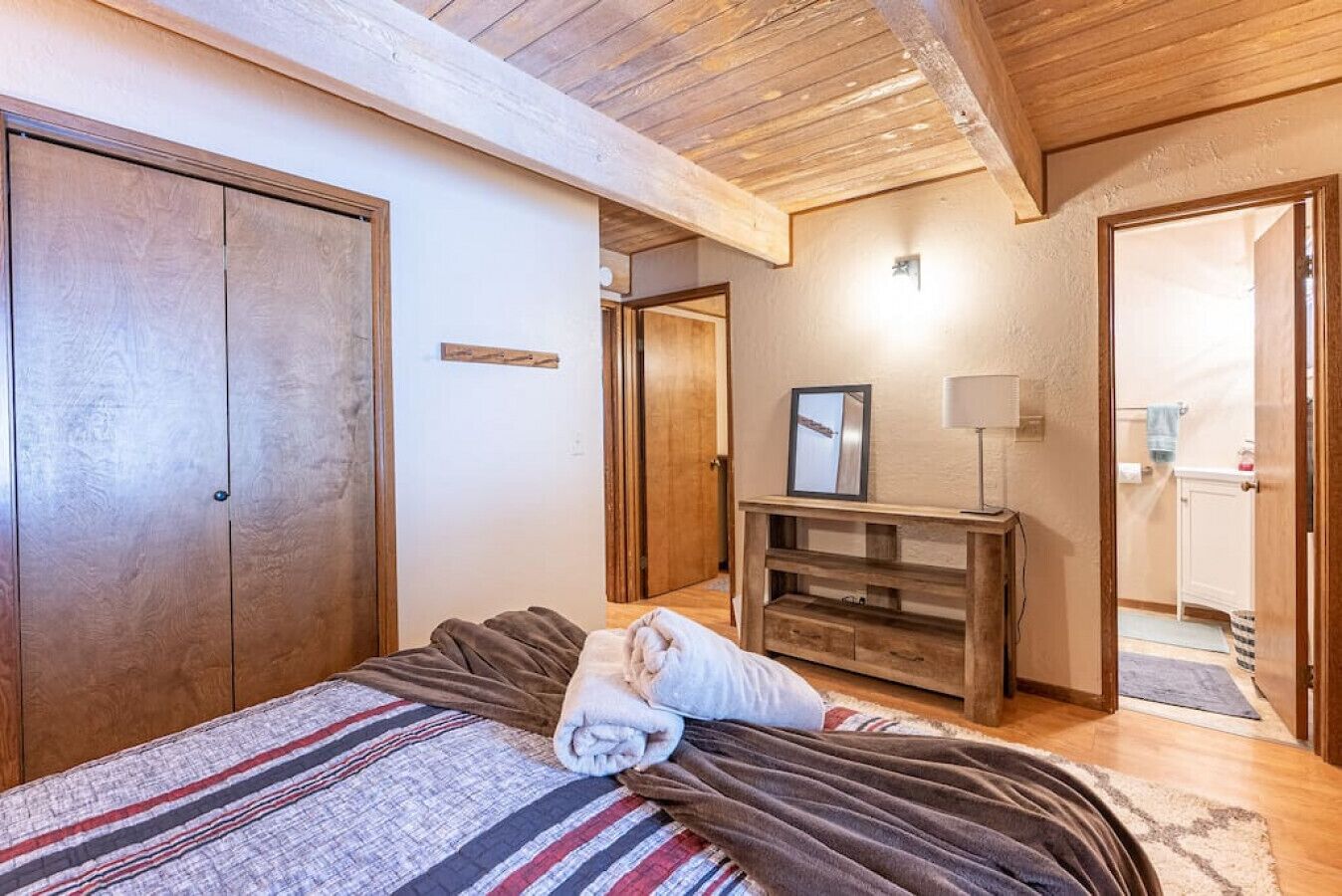 2 bedrooms, desk, iron/ironing board, travel cot