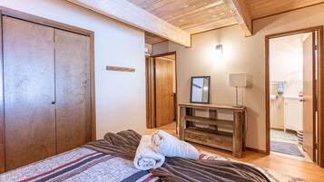 2 bedrooms, desk, iron/ironing board, travel cot