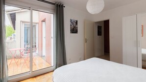 2 soverom, skrivebord, strykejern/-brett og wi-fi (inkludert)