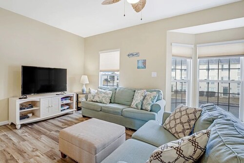 Five Minute Drive to Bethany Beach with a Community Pool!