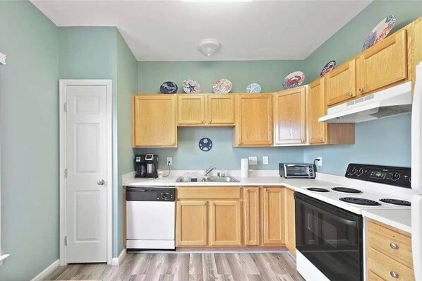 Full-size fridge, microwave, oven, stovetop