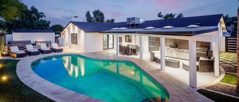 Een buitenzwembad en een verwarmd zwembad