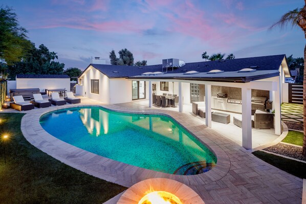 Piscina all'aperto, una piscina riscaldata
